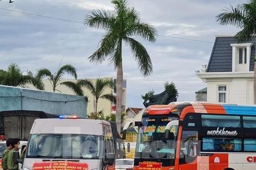 Chuyến xe đầu tiên lên đường đón công dân Quảng Ngãi từ TPHCM về quê