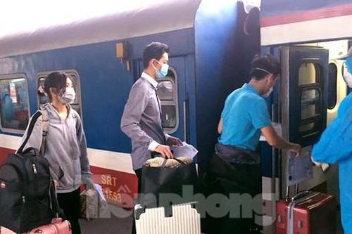 Hình ảnh 700 người dân Hà Tĩnh rời TPHCM về quê tránh dịch bằng tàu hỏa