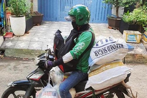 Xe ôm công nghệ: Dừng chở khách, giao đồ ăn vẫn ship hàng thiết yếu
