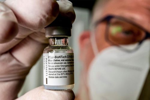 Giãn cách hai mũi vaccine COVID của Pfizer giúp tăng kháng thể