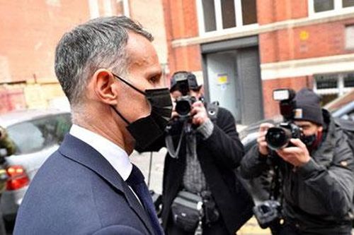 Giggs bị kết tội lột đồ và đá bạn gái ra khỏi khách sạn