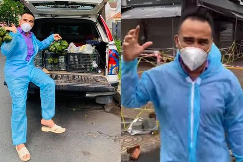 MC Quyền Linh 'đội mưa' đi phát bánh chưng cho bà con trong khu cách ly