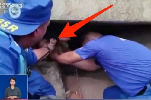 Người mẹ chết cứng khi cứu con khỏi lở đất