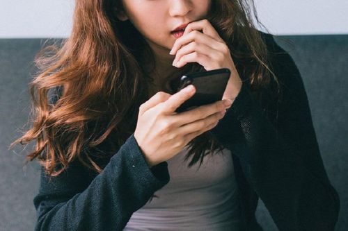 Kiểm tra tin nhắn của bạn trai cũ vì nghi bị 'cắm sừng', cô gái hoảng hốt tới mức phải gọi báo cảnh sát
