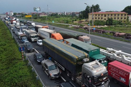 Ngày đầu giãn cách xã hội, cao tốc Pháp Vân – Cầu Giẽ ùn tắc, hàng loạt phương tiện phải quay đầu