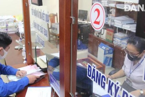 Trực tiếp nhận hồ sơ giải quyết chuyển quyền sử dụng đất, thế chấp và giải chấp