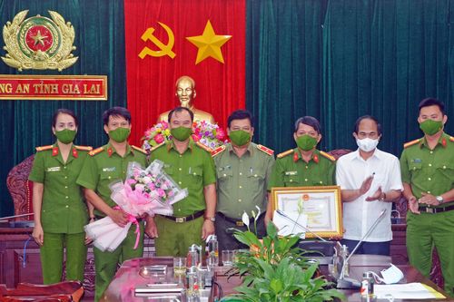 Chủ tịch UBND tỉnh Gia Lai thưởng nóng cho Phòng Cảnh sát điều tra tội phạm về ma túy