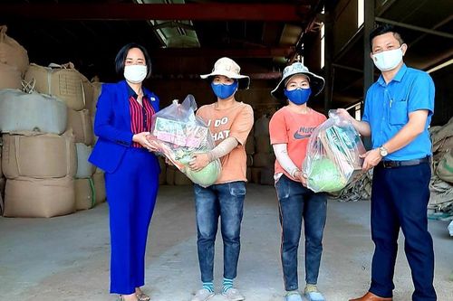 Tặng quà người lao động gặp khó khăn do dịch Covid-19