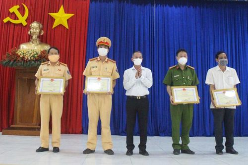 Chủ tịch UBND tỉnh Lâm Đồng trao bằng khen cho 4 tập thể và 4 cá nhân tại Đạ Huoai