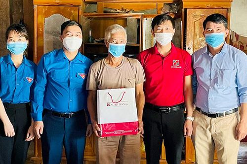 Tặng quà các gia đình chính sách huyện Na Hang