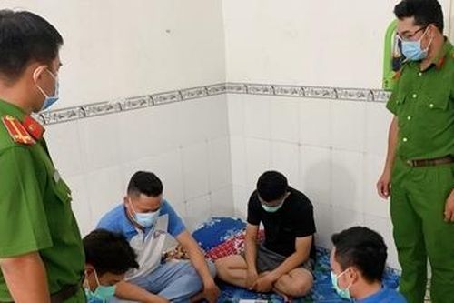 Rủ nhau đánh bạc trong thời điểm giãn cách xã hội
