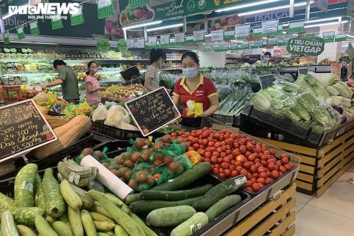 Rau xanh, thịt cá... đầy ắp siêu thị Hà Nội trong ngày đầu giãn cách xã hội