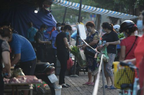 Hà Nội ngày đầu giãn cách xã hội: Người dân ùn ùn vào chợ, tập thể dục buổi sáng