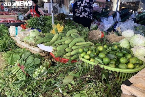 Nhiều chợ Hà Nội đông nghịt, hàng hóa dồi dào, giá ổn định