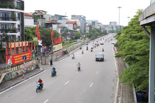 Hà Nội: Đường phố vắng, người dân được nhắc nhở tuân thủ nghiêm Chỉ thị 16