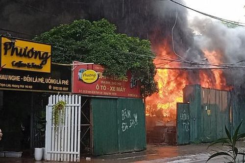 Hà Nội: Cháy lớn kho hàng điện tử trong ngày đầu giãn cách xã hội