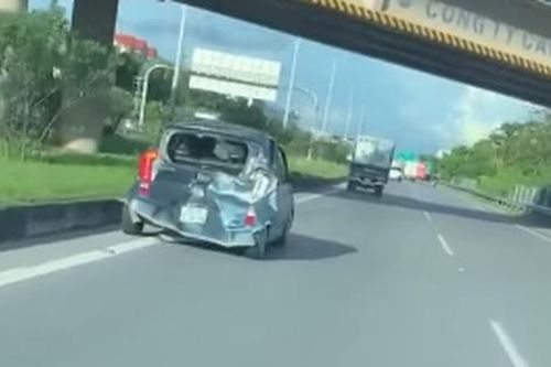 Hãi hùng xe tải như 'ngáo đá' phóng nhanh lạng lách, đâm bẹp dúm xe con rồi lao lên dải phân cách