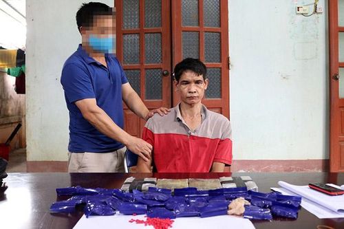 Bắt đối tượng vận chuyển 4 bánh heroin và hàng nghìn viên ma túy tổng hợp