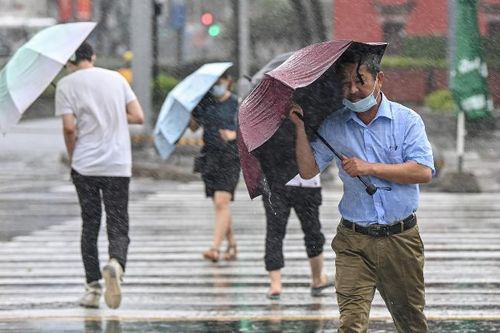 Bão In-Fa đổ bộ Trung Quốc, hàng trăm chuyến bay bị hủy