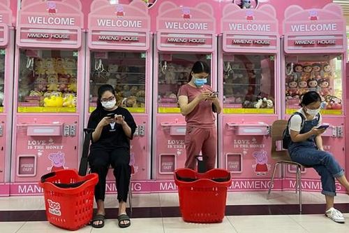 Ngày giãn cách thứ hai: Người Hà Nội xếp hàng vào siêu thị 'gom' đồ