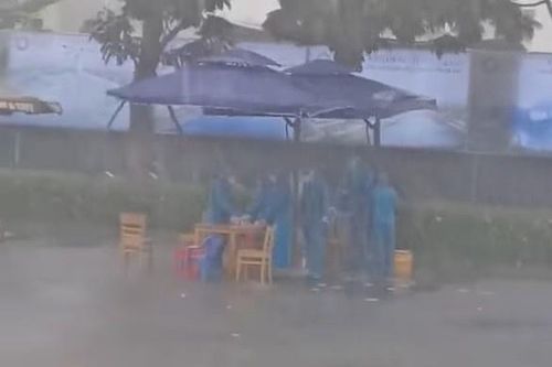 Nhóm lấy mẫu xét nghiệm ở TP.HCM ướt sũng vì bất ngờ gặp mưa lớn