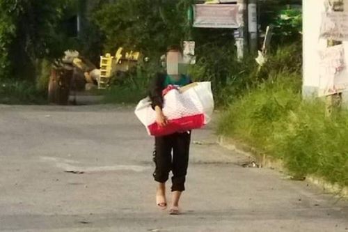 Hai bạn trẻ đi bộ từ TP.HCM về Huế, đến Đồng Nai được tặng vé tàu