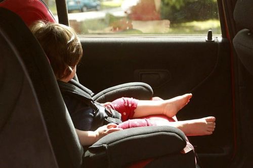 Bé gái Nhật Bản qua đời vì bị mẹ bỏ quên trong ôtô