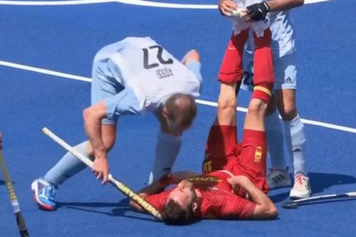 VĐV dí gậy vào đầu đối thủ ở Olympic 2020