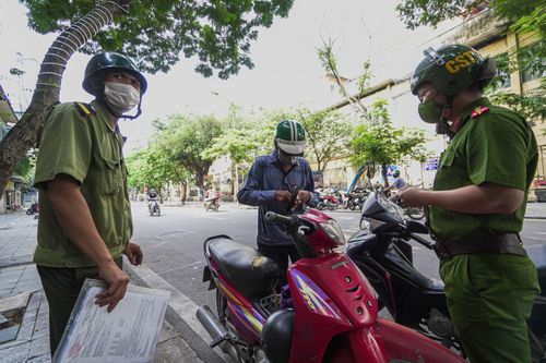 Phân trần của người bị phạt 2 triệu khi ra đường
