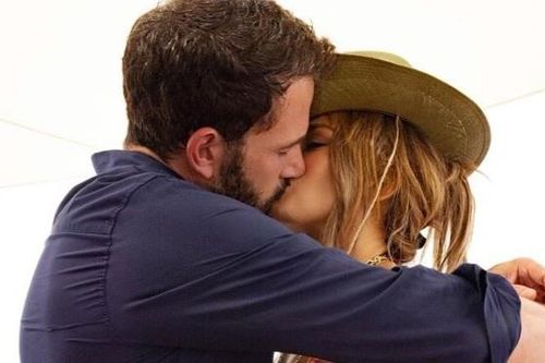 Jennifer Lopez đón tuổi 52 bằng nụ hôn với Ben Affleck