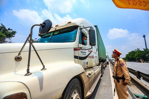Mất 15 giờ tài xế mới qua được chốt kiểm dịch ở Hà Nội