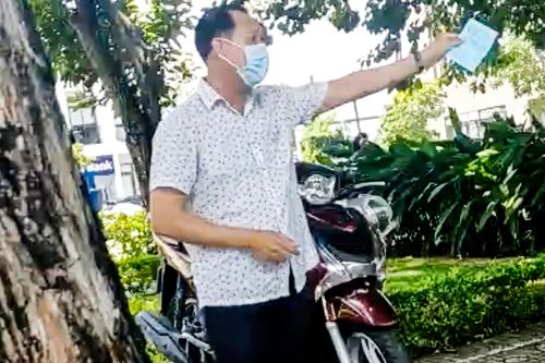 Người đàn ông xé biên bản tại chốt kiểm dịch Covid-19