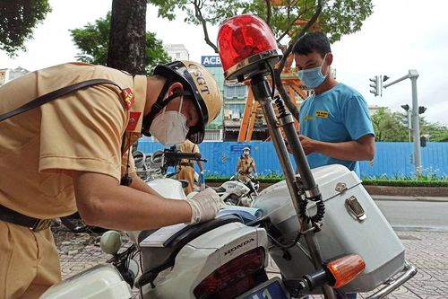 Chở tủ lạnh đi giao, nhân viên cửa hàng điện máy bị phạt 2 triệu
