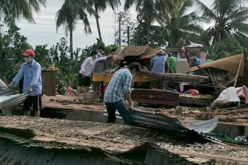 Giông lốc làm một người tử vong, 75 căn nhà tốc mái