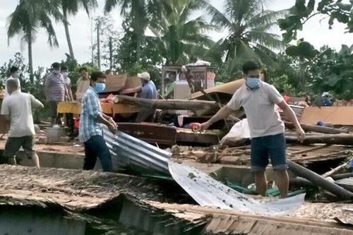 Mưa lớn kèm gió mạnh làm sập và tốc mái 75 căn nhà, một người tử vong