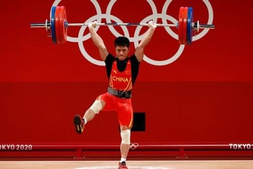 Đô cử Trung Quốc đứng một chân nâng tạ, giành HCV Olympic Tokyo
