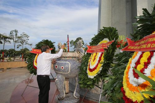 Phó Thủ tướng Thường trực tưởng nhớ các anh hùng, liệt sĩ