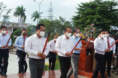 Phó Thủ tướng Trương Hòa Bình thăm, trao quà cho gia đình chính sách và viếng nghĩa trang liệt sĩ Long An