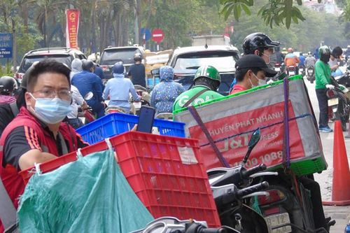 Hà Nội xem xét tiêm vaccine cho người vận chuyển hàng hóa thiết yếu