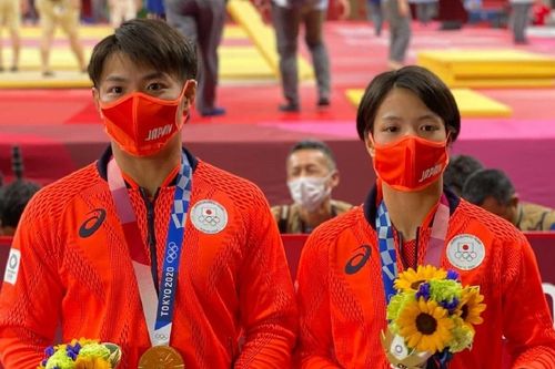 Hai anh em song sinh giành cú đúp huy chương vàng Judo cho Nhật Bản