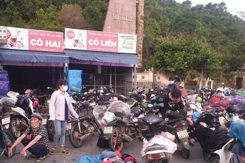 Công an Đà Nẵng xuyên đêm dẫn đường, hỗ trợ người dân đi xe máy về từ TPHCM qua đèo Hải Vân