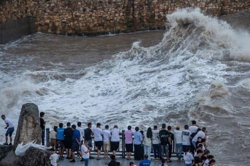 Trung Quốc hủy chuyến bay, chuyển tàu chở hàng đề phòng bão In-fa