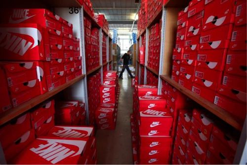 Đầu ra của Nike, Adidas bị chặn do các nhà máy tại châu Á ngừng hoạt động