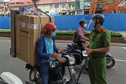 Chở tủ lạnh đi giao, nhân viên cửa hàng điện máy bị phạt 2 triệu đồng