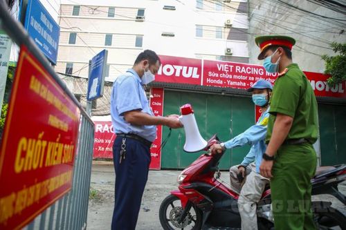 Kiểm soát tại chốt kiểm dịch Hà Nội: Nhiều trường hợp vi phạm đã bị xử phạt