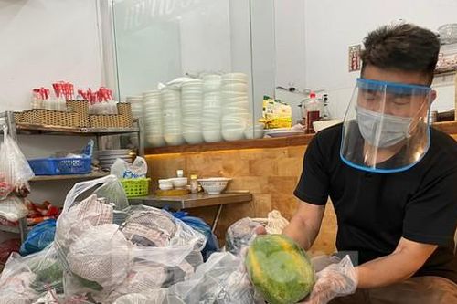 'Chợ online' chung cư họp nhộn nhịp giữa đại dịch COVID-19
