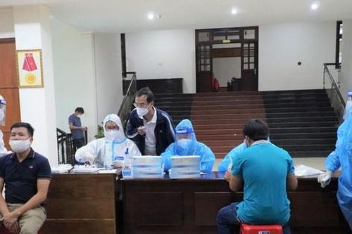 Rưng rưng hình ảnh cán bộ y tế vào rẫy khiêng người bệnh, nằm bệt dưới hiên nhà