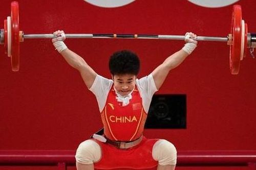 Choáng với nữ đô cử giành HCV, phá luôn 3 kỷ lục Olympic