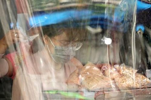 Chợ dân sinh ở Hà Nội quây ni lông, bán hàng không chạm để phòng dịch