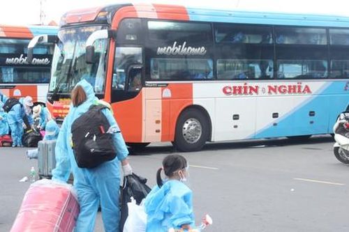 Hình ảnh 10 chuyến xe đưa người Quảng Ngãi từ TPHCM về quê